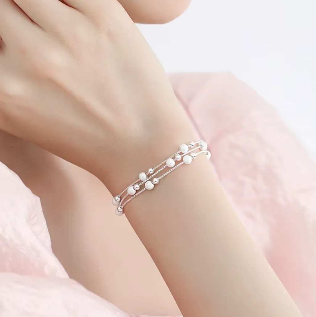 Pulsera Con Cuencas y Cadenas Entrelazadas