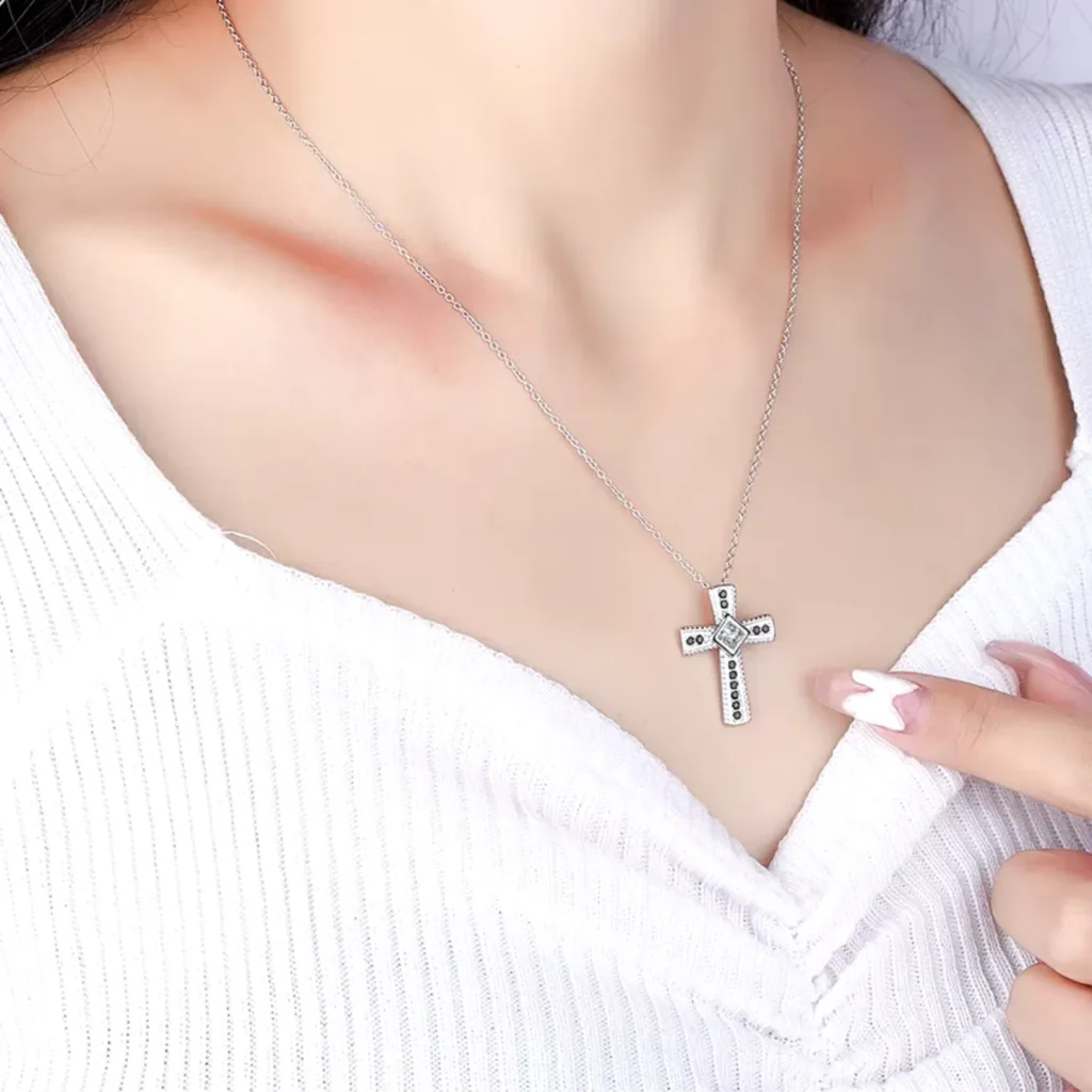 Collar De Acero Con Colgante Cruz y Circones