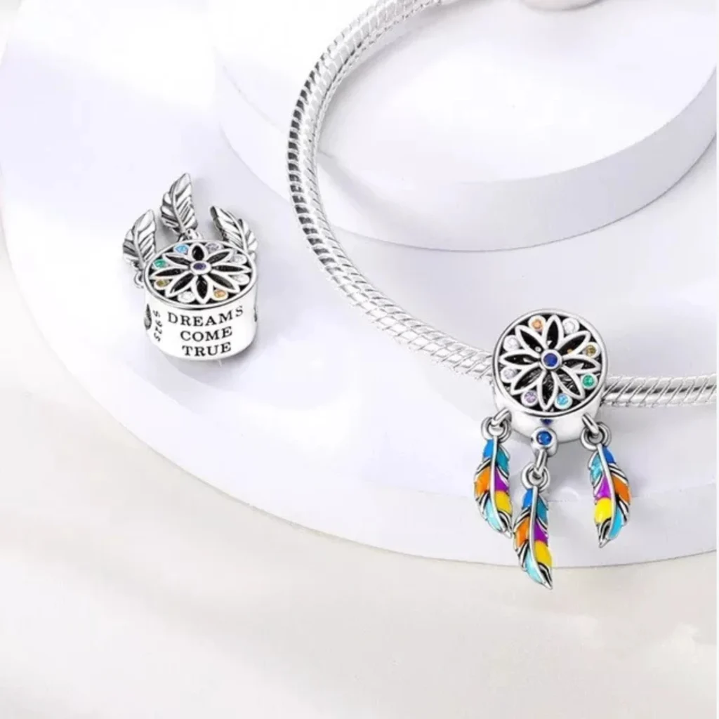 Charm Con Colgantes y Plumas Multicolores