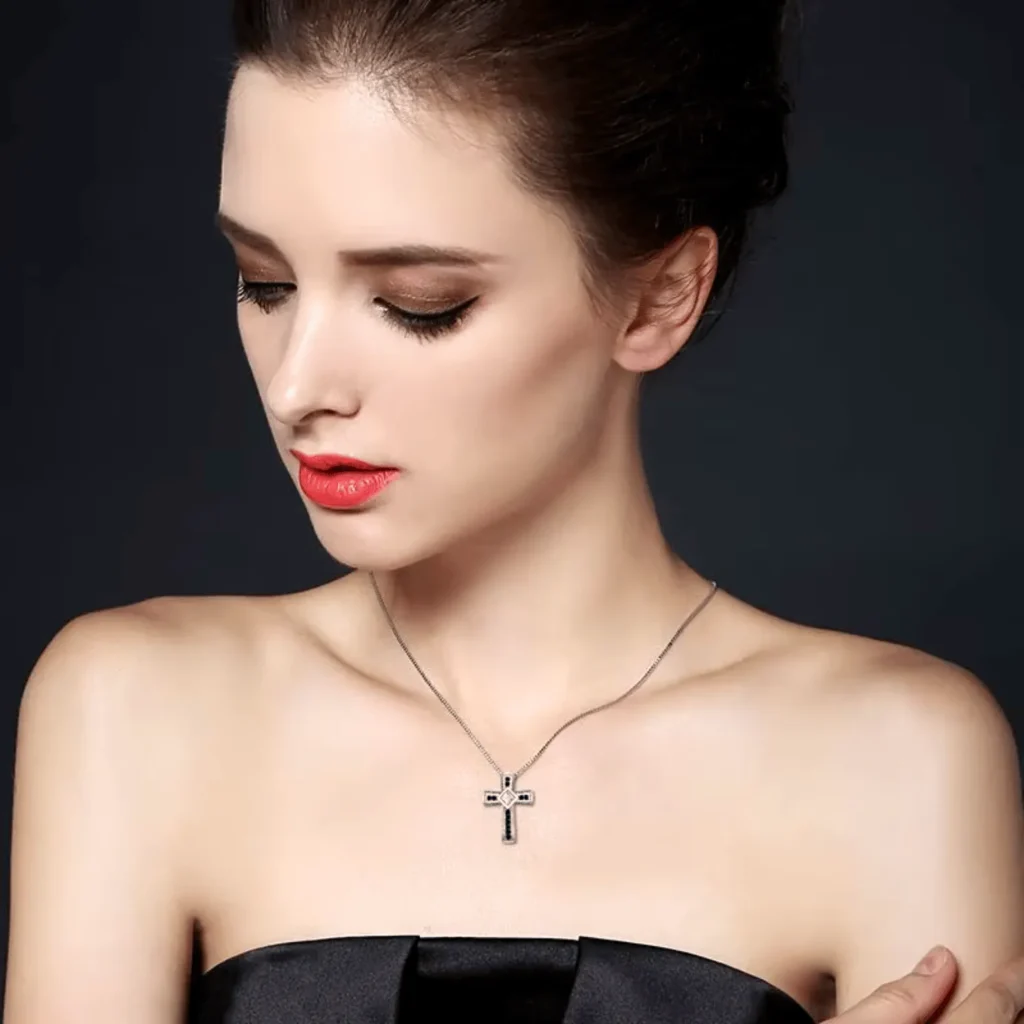 Collar de Acero con Colgante de Cruz y Circones
