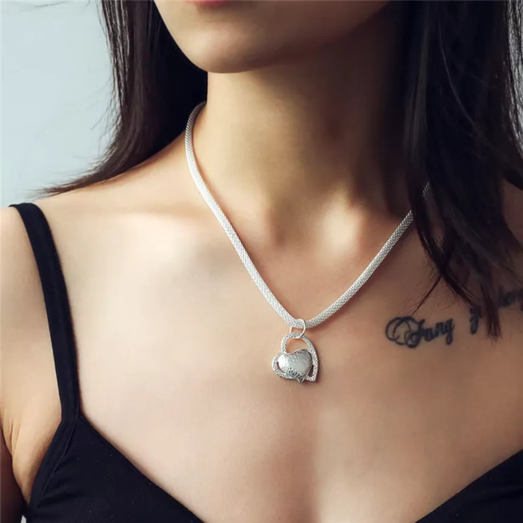 Collar Tipo Serpiente Con Colgante de Corazones