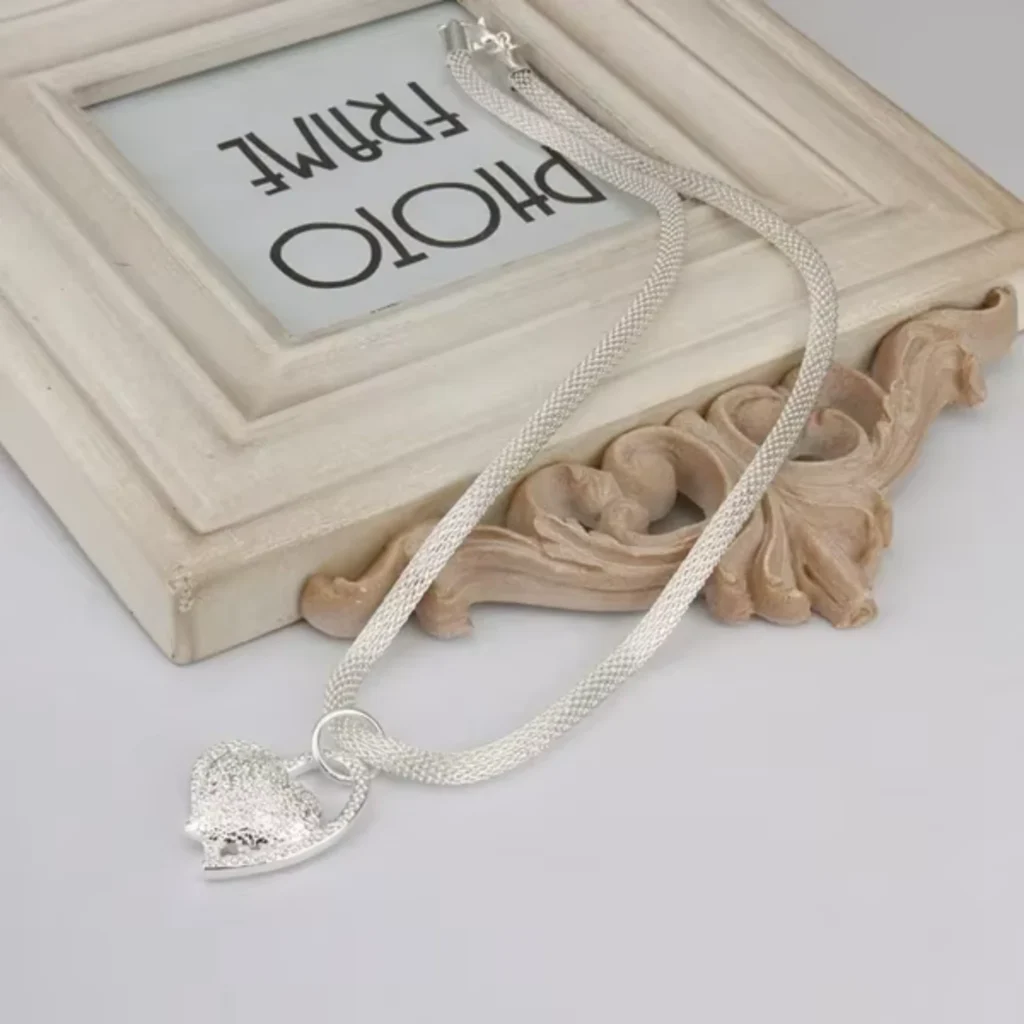 Collar Tipo Serpiente Con Colgante de Corazones