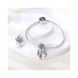 Charm Circular con Circones y Alas Colgantes Exhibicion