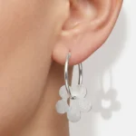 Argollas plata 925 con dije de flor satinada modelo Argollas plata 925 con dije de flor satinada modelo