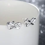 Aros corazón con infinito plateados fondo Aros corazón con infinito plateados fondo