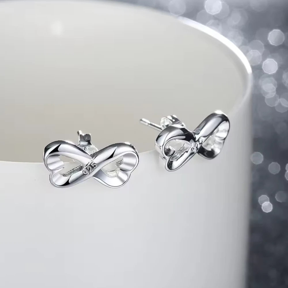Aros corazón con infinito plateados fondo Aros corazón con infinito plateados fondo