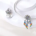 Charm alas con circones acercamiento Charm alas con circones acercamiento