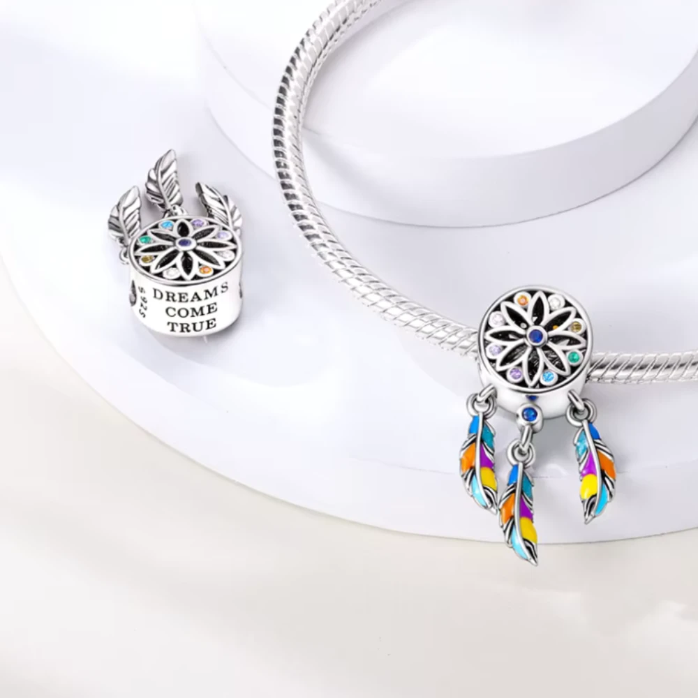 Charm alas con circones acercamiento Charm alas con circones acercamiento