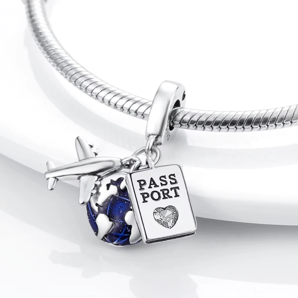 Charm colgante viaje por el mundo pasaporte acercamiento Charm colgante viaje por el mundo pasaporte acercamiento