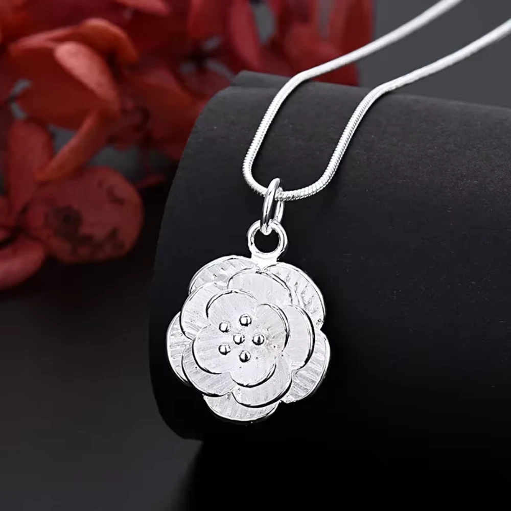Collar con colgante flor de rosa derecha Collar con colgante flor de rosa derecha