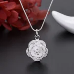 Collar con colgante flor de rosa fondo Collar con colgante flor de rosa fondo