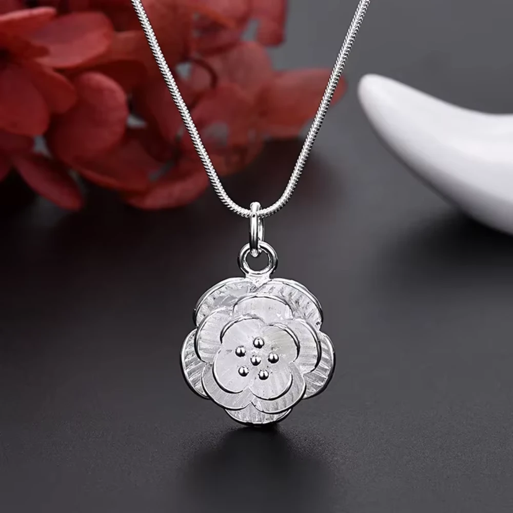 Collar con colgante flor de rosa fondo Collar con colgante flor de rosa fondo