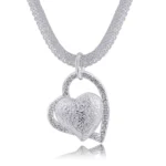 Collar malla plateado con colgante corazón acercamiento Collar malla plateado con colgante corazón acercamiento