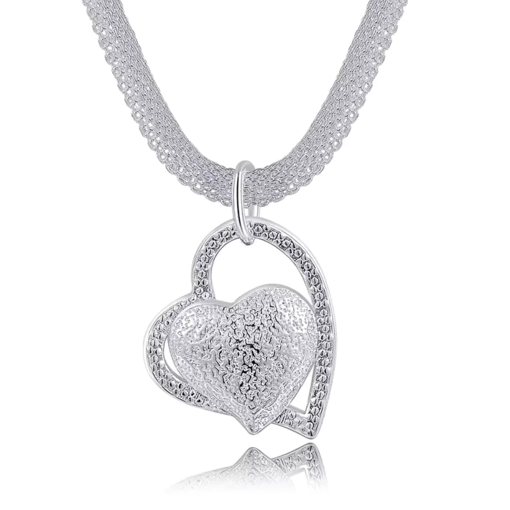 Collar malla plateado con colgante corazón acercamiento Collar malla plateado con colgante corazón acercamiento