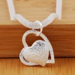Collar malla plateado con colgante corazón madera Collar malla plateado con colgante corazón madera