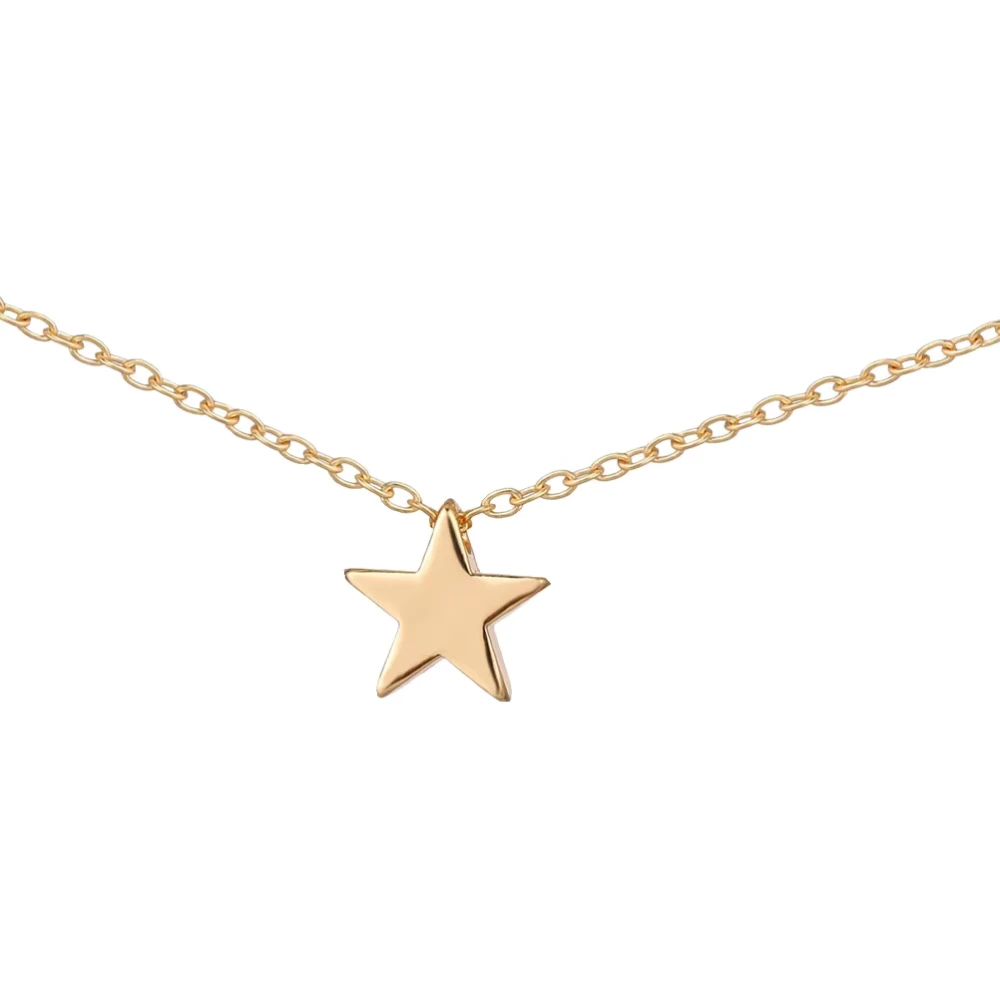 Collar con colgante de acero estrella dorado acercamiento Collar con colgante de acero estrella dorado acercamiento