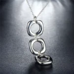 Conjunto collar y aros geométricos colgantes Conjunto collar y aros geométricos colgantes