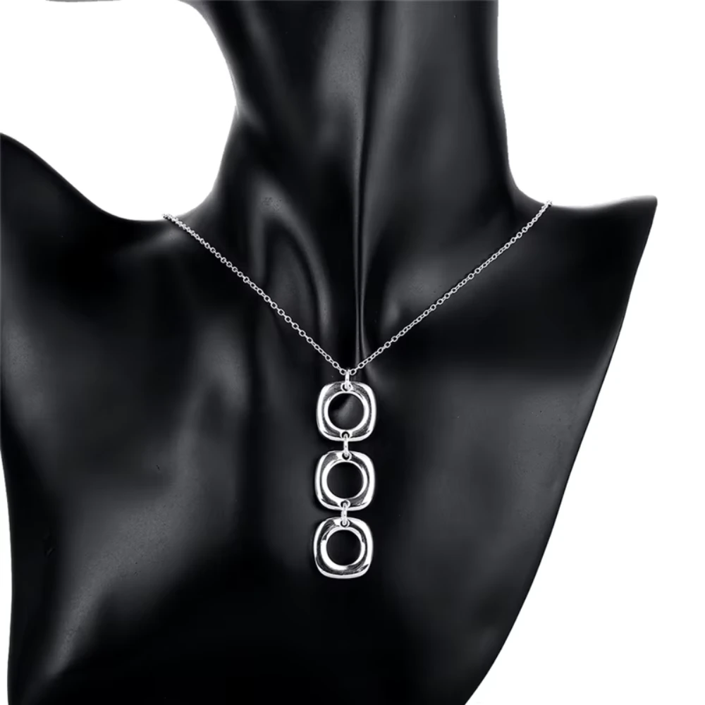 Conjunto collar y aros geométricos modelo colgante Conjunto collar y aros geométricos modelo colgante
