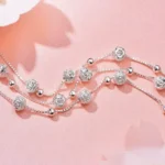 Pulsera multicapa plateada con esferas ajustable fondo Pulsera multicapa plateada con esferas ajustable fondo
