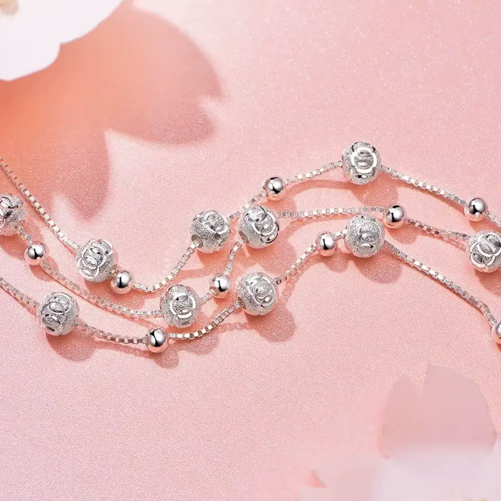 Pulsera multicapa plateada con esferas ajustable fondo Pulsera multicapa plateada con esferas ajustable fondo