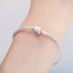 Pulsera de acero plateada para charms o dijes mano Pulsera de acero plateada para charms o dijes mano