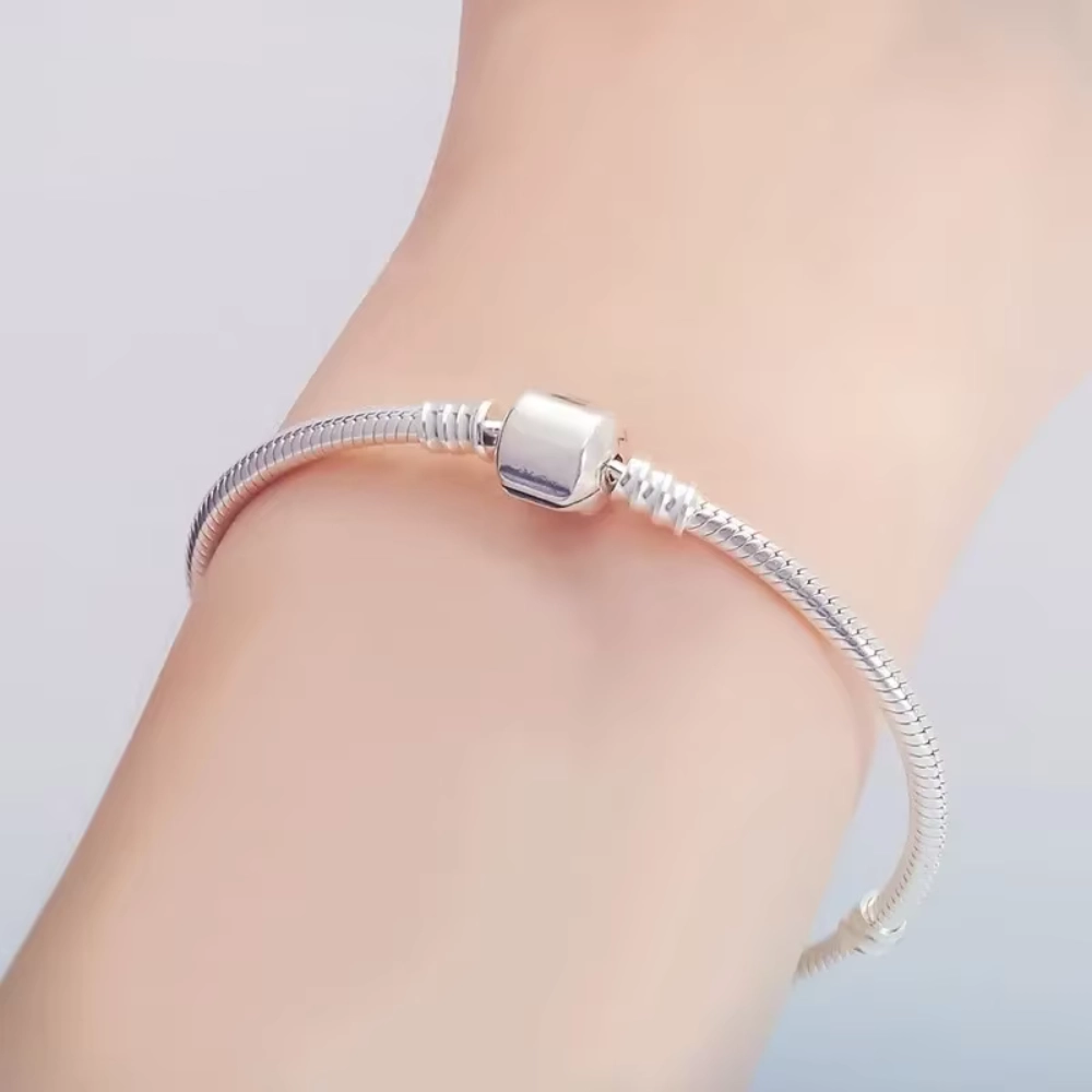 Pulsera de acero plateada para charms o dijes mano Pulsera de acero plateada para charms o dijes mano