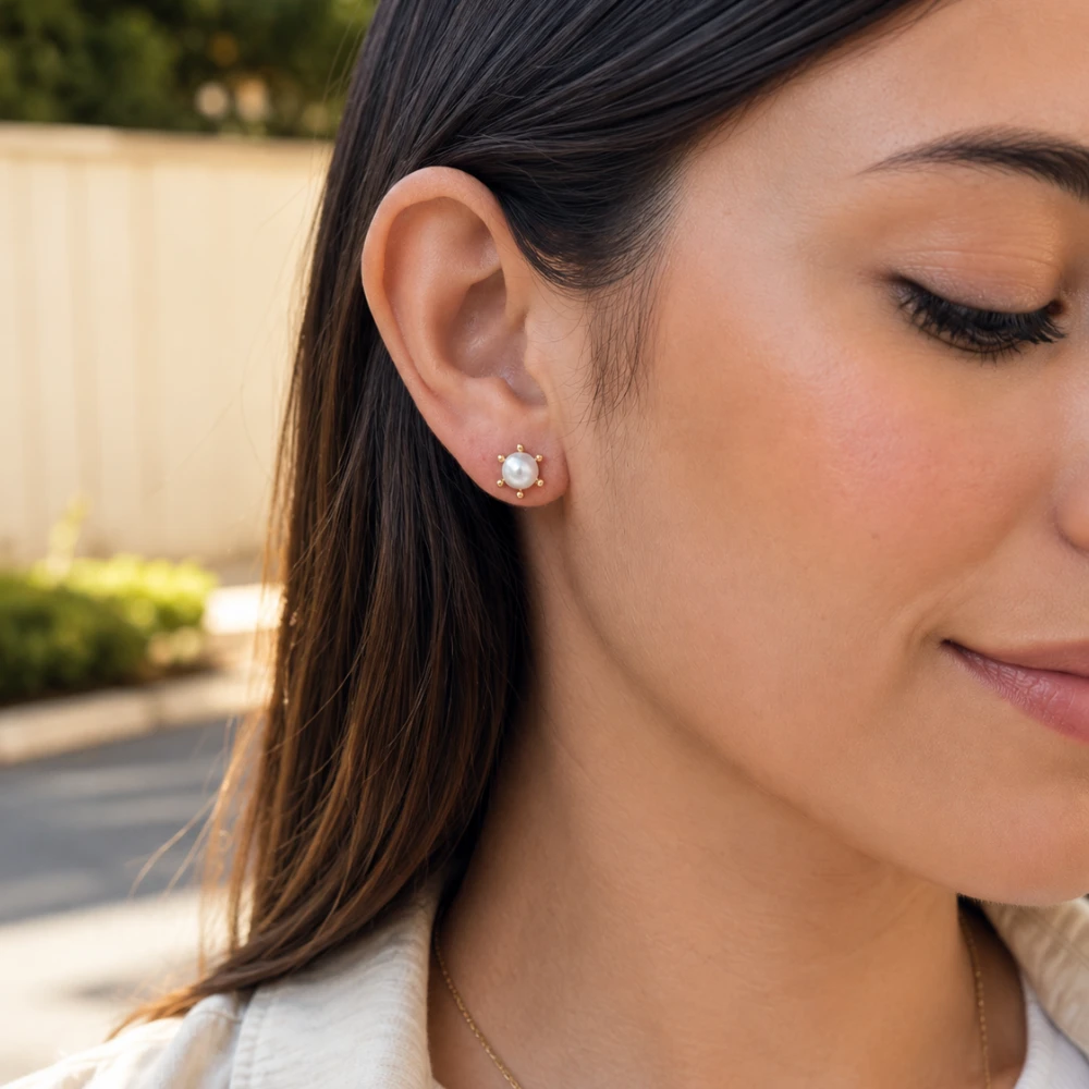 Aros con perla 6 mm baño de oro 18k lifestyle Aros con perla 6 mm baño de oro 18k lifestyle