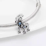 Charm plateado luna y estrellas colgantes con circones acercamiento Charm plateado luna y estrellas colgantes con circones acercamiento