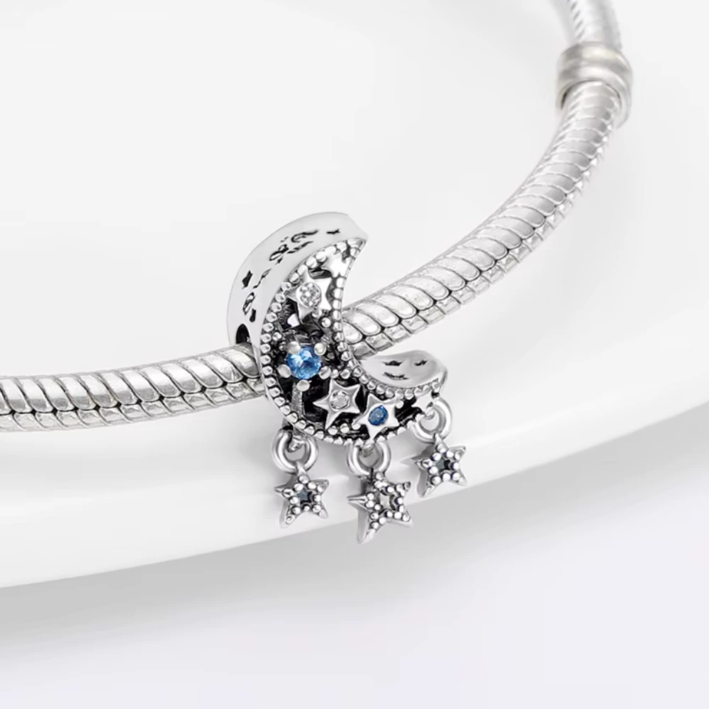 Charm plateado luna y estrellas colgantes con circones acercamiento Charm plateado luna y estrellas colgantes con circones acercamiento