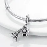 Charm torre eiffel y cámara pulsera acercamiento Charm torre eiffel y cámara pulsera acercamiento