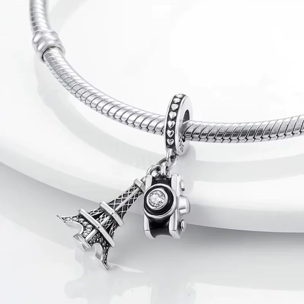 Charm torre eiffel y cámara pulsera acercamiento Charm torre eiffel y cámara pulsera acercamiento