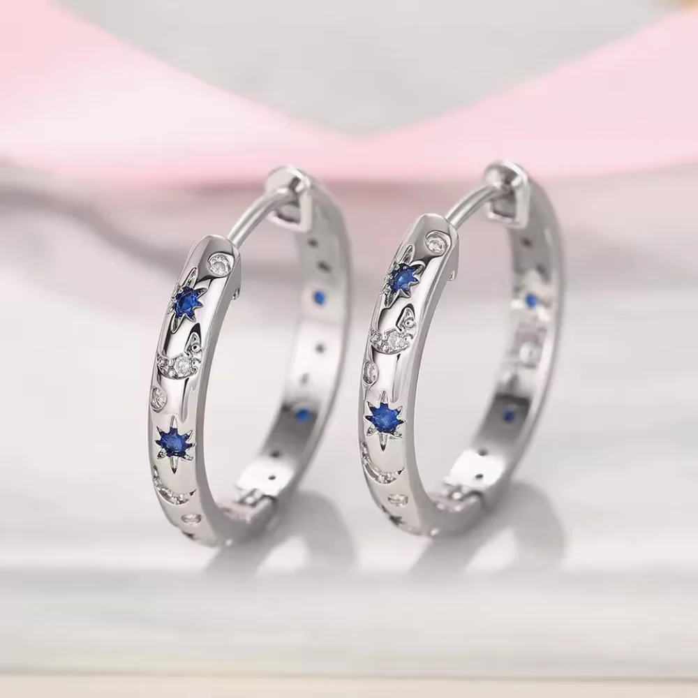 Aros argolla huggie estrellas y lunas azules fondo Aros argolla huggie estrellas y lunas azules fondo