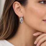 Aros argolla huggie estrellas y lunas azules lifestyle Aros argolla huggie estrellas y lunas azules lifestyle